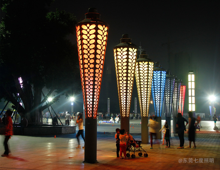 城市公园圆锥形立柱七彩LED麻豆啪啪啪视频夜间亮灯效果